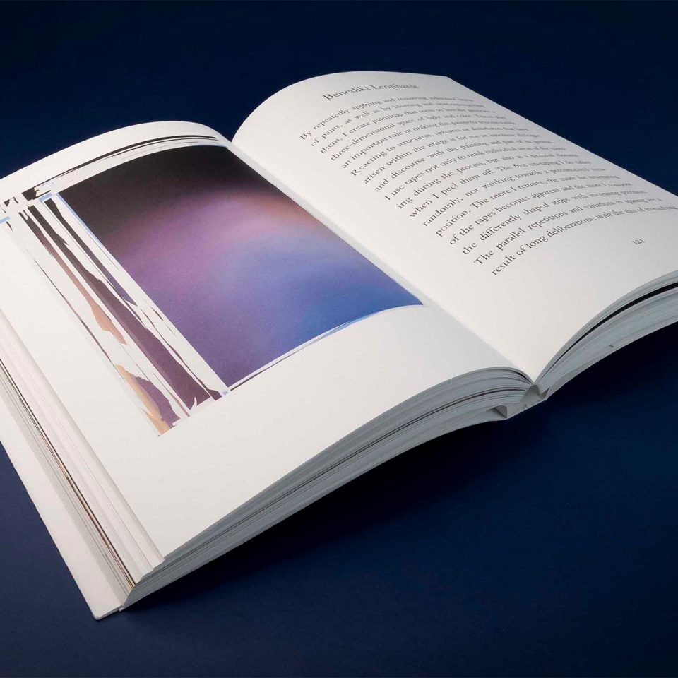 openliggende softcover boek met otabind rug en drukbeeld in flux op ongestreken papier