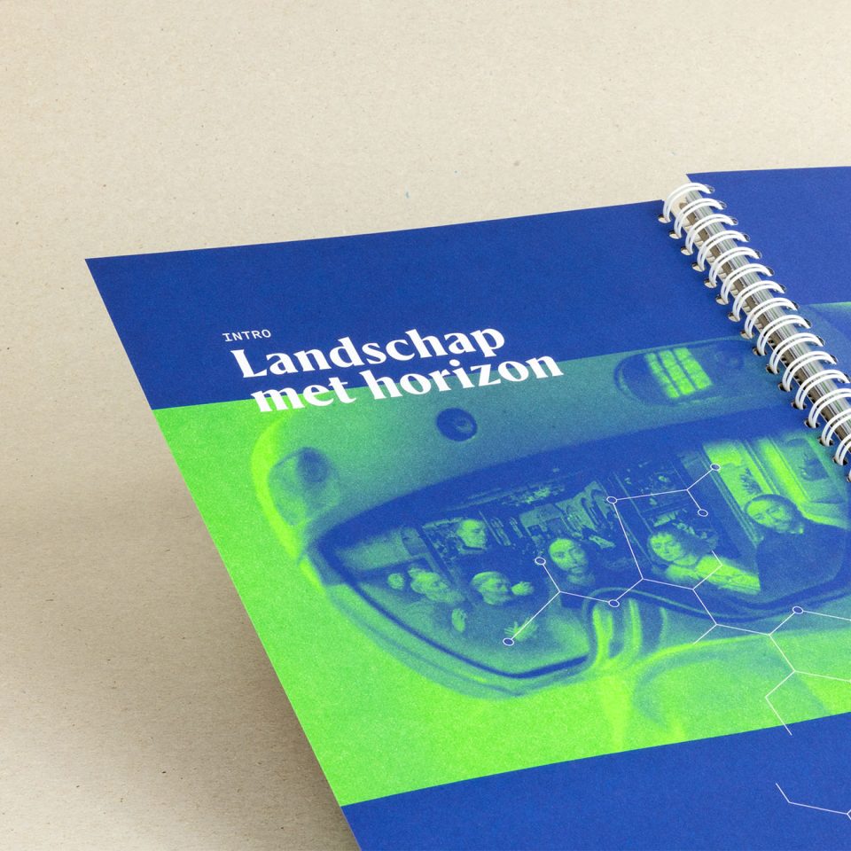 combinatie van fluo groene inkt en blauwe pms in een wire-o brochure