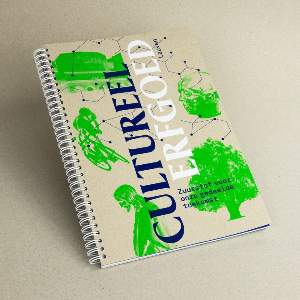 brochure van stad Leuven over cultureel erfgoed gedrukt in fluo, pantone en dekwit op een grijskartonnen cover ingebonden met wire-o