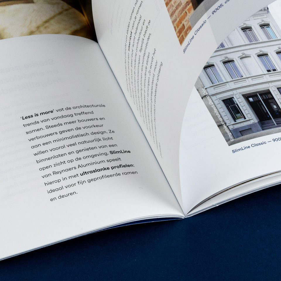 detail katernen geniete bedrijfsbrochure van Reynaers Aluminium