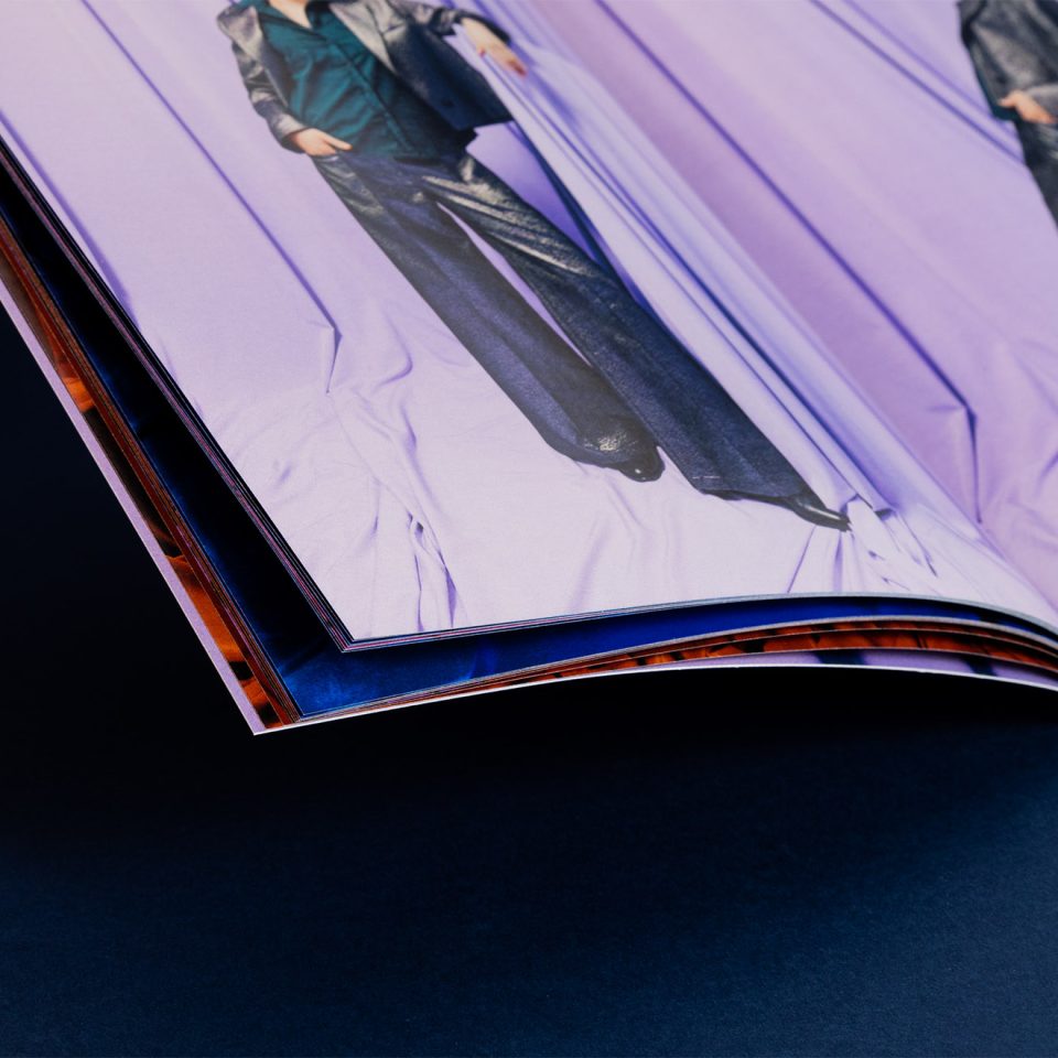 detail van het glanzend papier in een gelijmde softcover catalogus