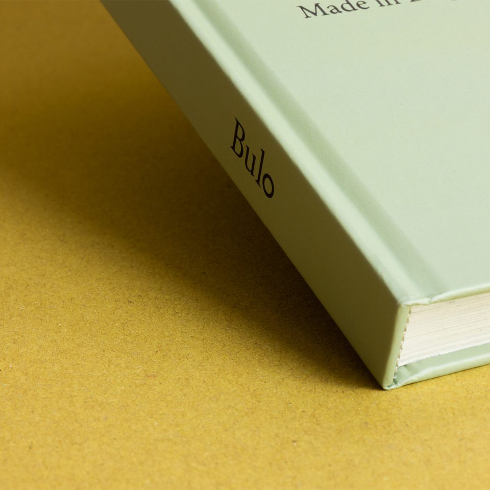 detail van de rug van de hardcovercatalogus met tekst uitgevoerd in zwarte folie