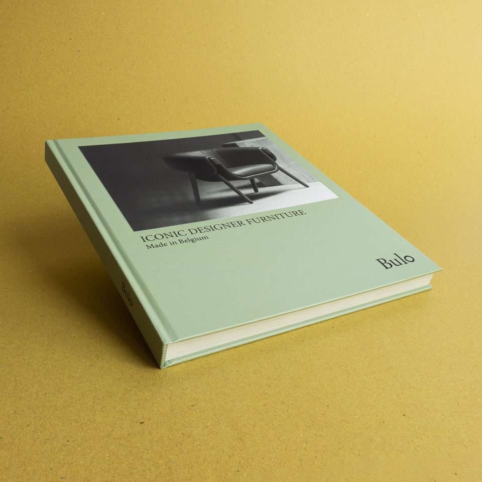 hardcover catalogus met ingelegde foto in zwart wit en tekst in zwarte folie