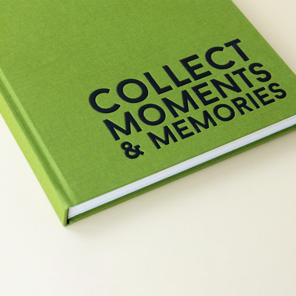 linnen hardcover boek met quote in zwarte folie 'collect moments & memories'