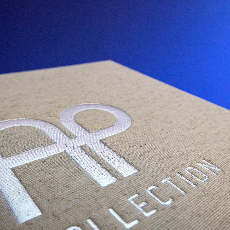 linnen hardcover boek met logo van ap collection in zilverfolie