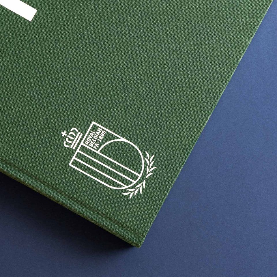 logo van Belgische voetbalbond op cover van groene linnen cover in witte folie