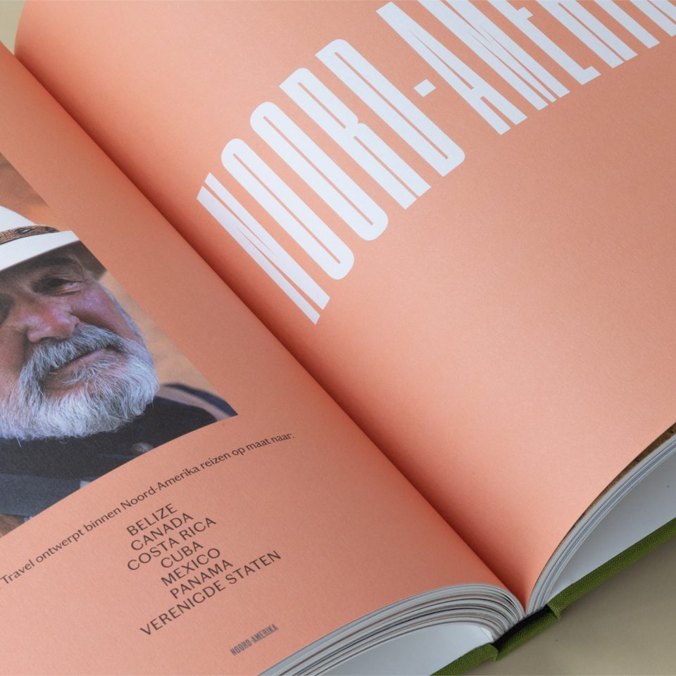 detail van een openliggend hardcover boek met binnenwerk in full color