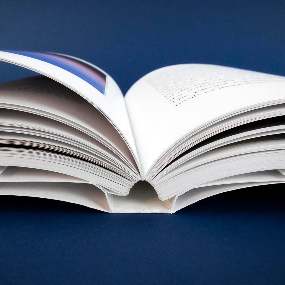 openliggende otabind softcover gedrukt in flux met uitvouw aan zowel front als backcover