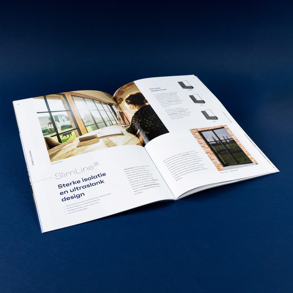 combinatie van productfoto's en sfeerbeelden in bedrijfs/productbrochure voor een beurs van Reynaers Aluminium