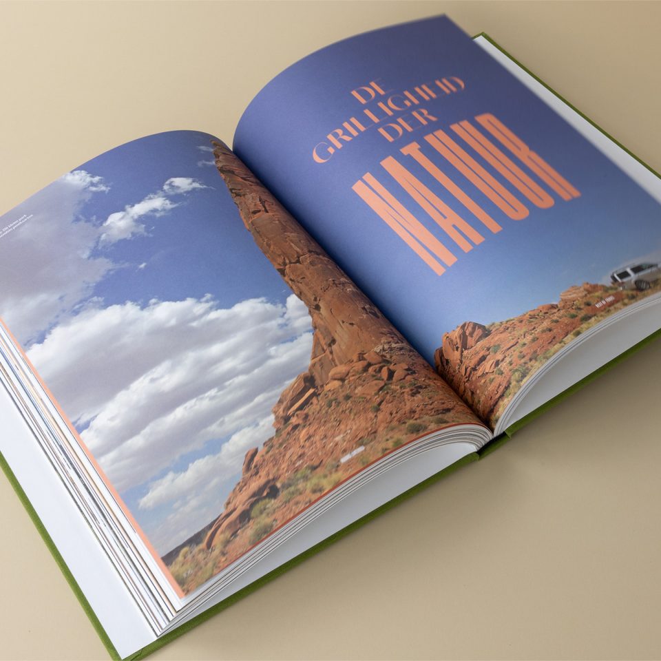 open hardcover boek in groene linnen cover met binnenwerk vol reisfoto's