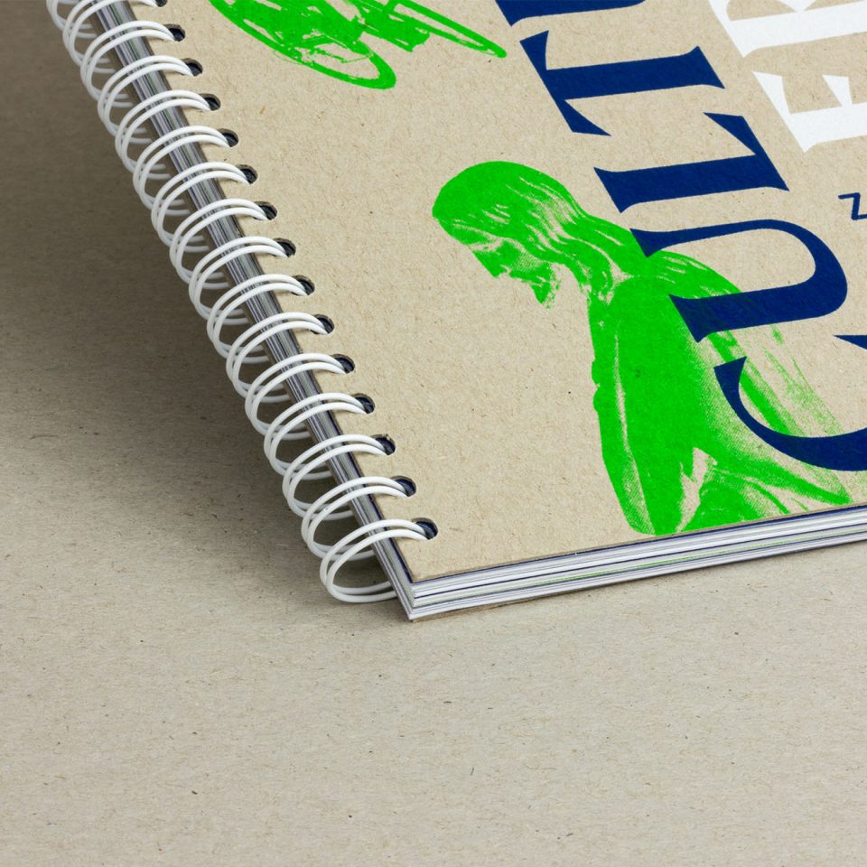 unieke grijskartonnen brochure in wire-o gebonden bedrukt met fluo groene inkt, blauwe pantone kleur en dekwit